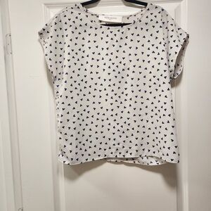 Muse Petite White Blouse with Navy Triangle Pattern. Art Teacher. Lagen Look